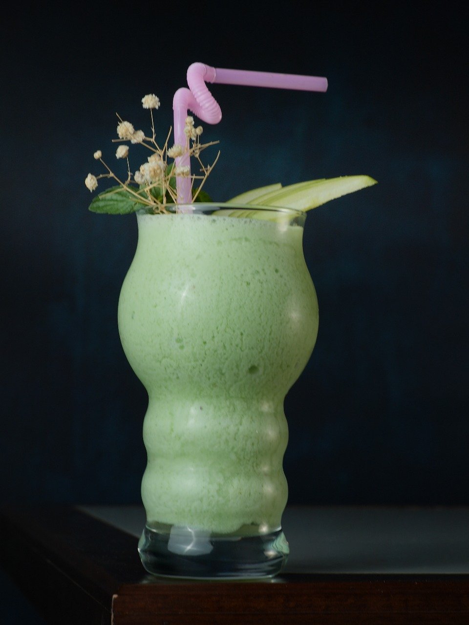 سموزي تفاح أخضر ونعناع